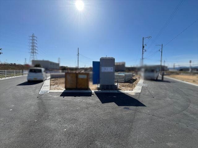 角地。どちらの道も幅員約6mの前面道路です。車が余裕を持ってすれ違うことが出来る道幅です。車の出し入れも余裕を持って行うことが出来ます。
(2026年3月14日 撮影)