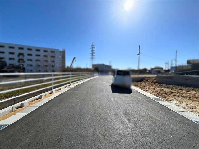 幅員約6mの前面道路です。道路幅にゆとりがあるので、車種を選びません。大きめの車を乗りたい方にもオススメです。
(2026年3月14日 撮影)
