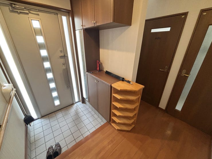 室内(2026年3月)撮影
◎本日案内可能◎
暗くなりがちな玄関は採光ドアが設けられているため、光が差し込みます♪廊下にも収納付きで、アウターなどをしまっておけば外出・帰宅時にサッと出し入れ可能!