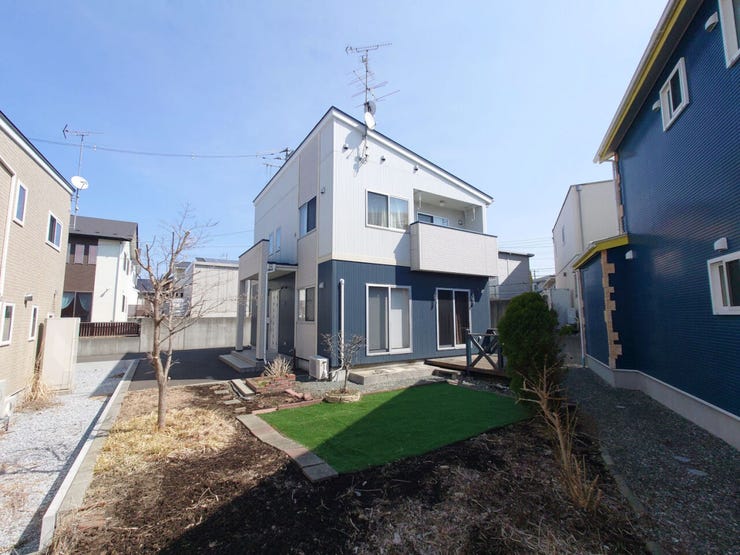 現地(2026年3月)撮影
◎本日案内可能◎
庭は道路から見えないため人目を気にせずのびのびと過ごせます◎家庭菜園も出来る十分な広さ!人工芝を設けてお子様の遊びスペースもOK♪