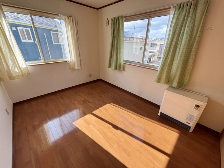 室内(2026年3月)撮影
◎本日案内可能◎
フローリングは飲み物をこぼしてしまってもサッと拭くだけできれいになるため、掃除に手間がかからず楽チンです♪