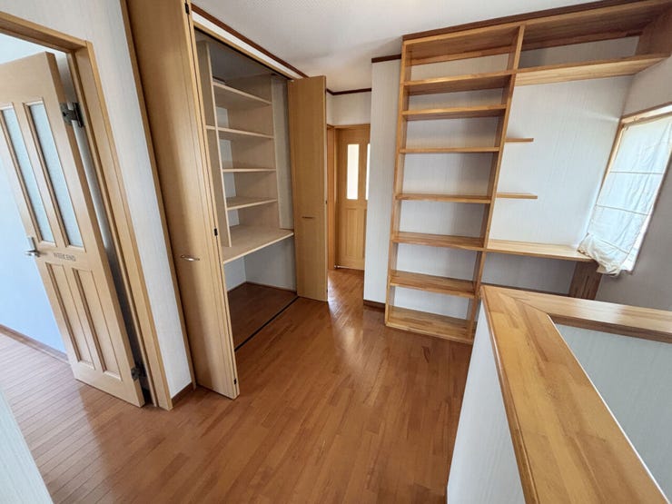 室内(2026年3月)撮影
◎本日案内可能◎
2階ホールに大容量の収納付き!壁面収納前にデスクを置けば、共有の勉強・ワークスペースになります!