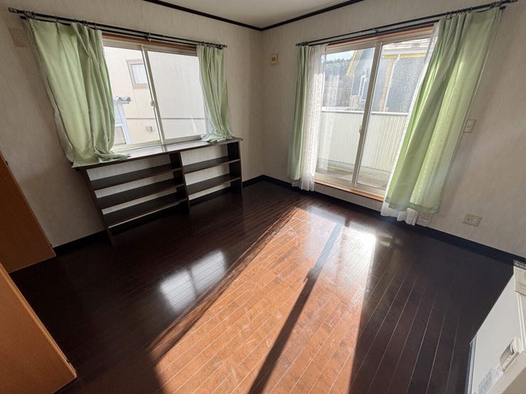 室内(2026年3月)撮影
◎本日案内可能◎
二方角に窓が設けられているため、窓を開けると空気の通り道ができて風通しが良く換気がしやすいです!