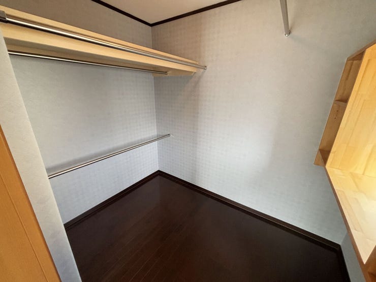 室内(2026年3月)撮影
◎本日案内可能◎
ハンガーポールは4本設置することで収納スペースが増えます◎小窓付きで湿気やにおいが気になる際は換気ができます!