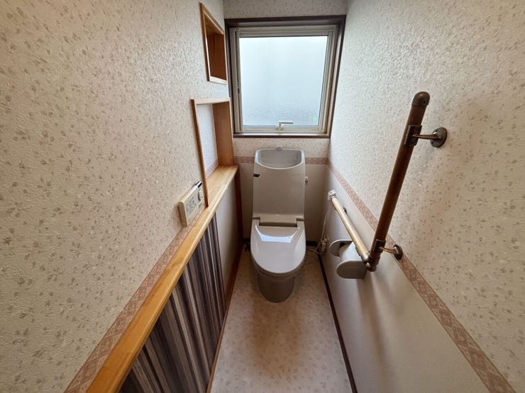 室内(2026年3月)撮影
◎本日案内可能◎
手すり付きで、立ち座りなどの動作を補助してくれます♪ニッチが設けられているため芳香剤なども置けます!