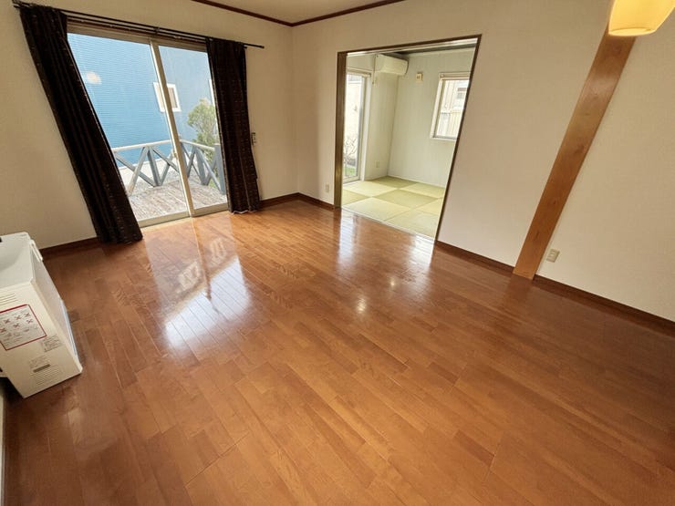 室内(2026年3月)撮影
◎本日案内可能◎
リビングからウッドデッキに出入りできるため、ティータイムやBBQが終わった後の後片付けがしやすいです◎