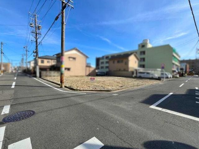 角地◎北側、西側共に幅員約8mの前面道路です。普通車が余裕を持ってすれ違うことの出来る道幅です。もちろん、大型車も余裕を持って通行出来ます。
(2026年3月14日 撮影)