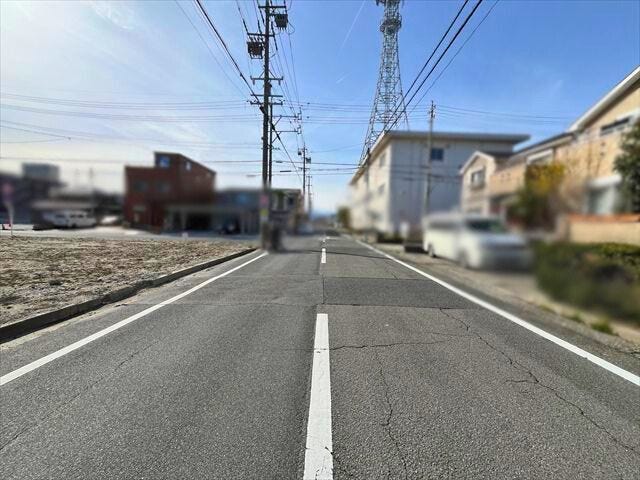 北側の前面道路、幅員約8mです。車の出し入れもしやすく、また配達などの車が停まっていても通行出来る道幅となっています。
(2026年3月14日 撮影)