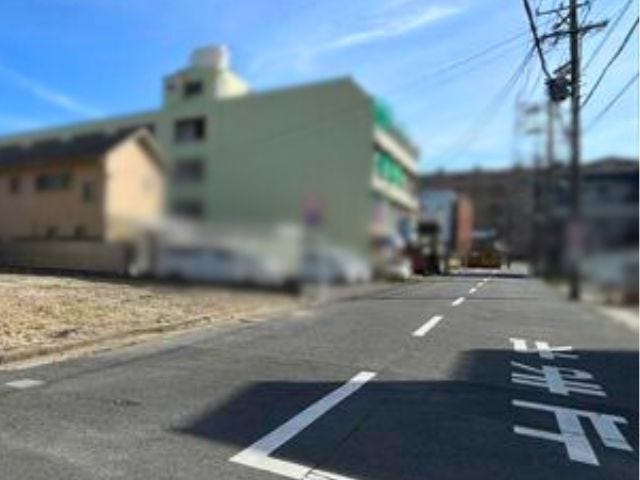 幅員約6mの前面道路です。道路幅が広いので、向かいの住宅とも距離があるため日当たりも確保しやすいです。
(2026年3月14日 撮影)