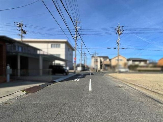 幅員約6mの前面道路です。道路幅にゆとりがあるので、車種を選びません。大きめの車を乗りたい方にもオススメです。
(2026年3月14日 撮影)