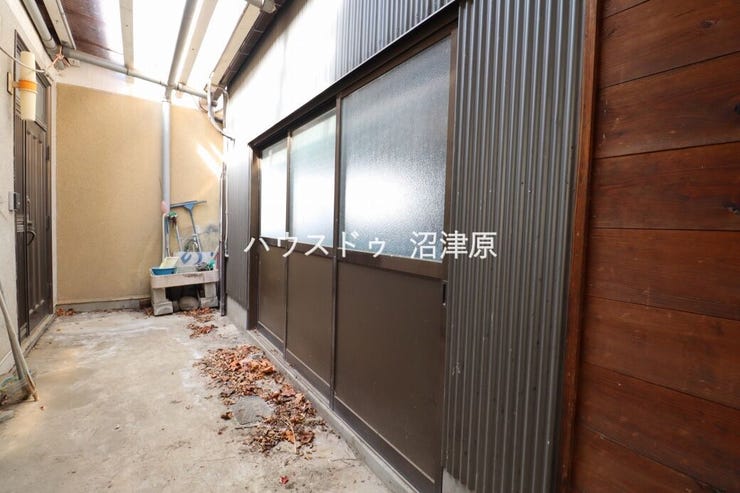 離れの倉庫です