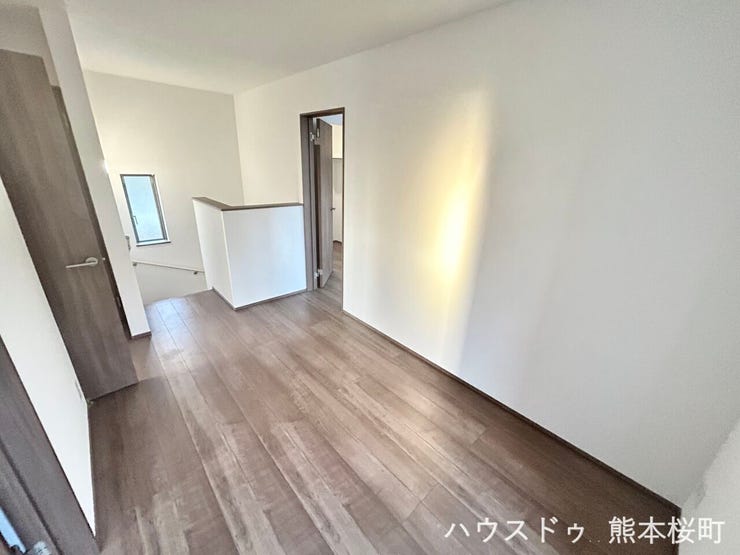 ■暮らしを繋ぐ、明るい動線■採光窓から光が差し込み、足元を優しく照らす。安全で快適な、家族の生活を支える縦の繋がりです。