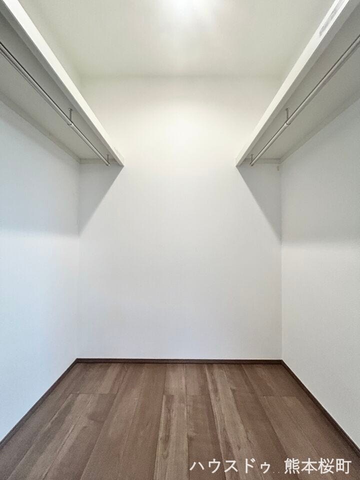 ■2階7帖洋室WIC■衣類から小物まで一ヶ所に集約。整理整頓がしやすく、毎日のコーディネートが楽しくなるゆとりの収納です。