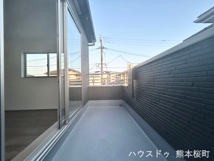 ■空の下の開放的な特等席■日光浴や読書、外の空気を感じながらリフレッシュ。暮らしを豊かにする、もう一つの心地よい空間です。