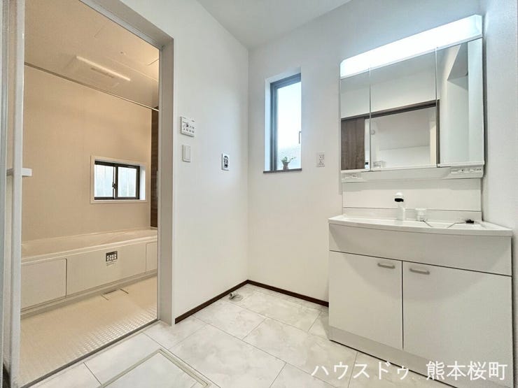 ■清々しいリフレッシュ空間■自分を磨き、気持ちを切り替える。心地よい光が差し込むプライベートスペース。