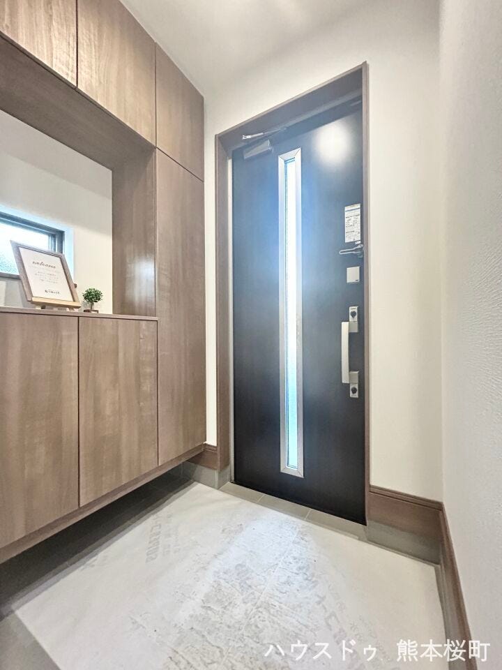 ■「ただいま」の安堵をくれる場所■訪れる人を迎え入れ、帰るたびにホッと一息つける、明るく機能的なエントランス。