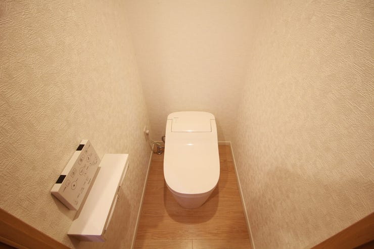 いつも清潔なスペースであってほしいのが毎日使うトイレです。掃除がしやすいのはもちろん、落ち着けるスペースにしたいですね。