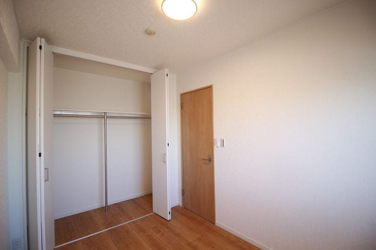 シンプルにデザインされた室内。家具やレイアウトでお好みの空間に。