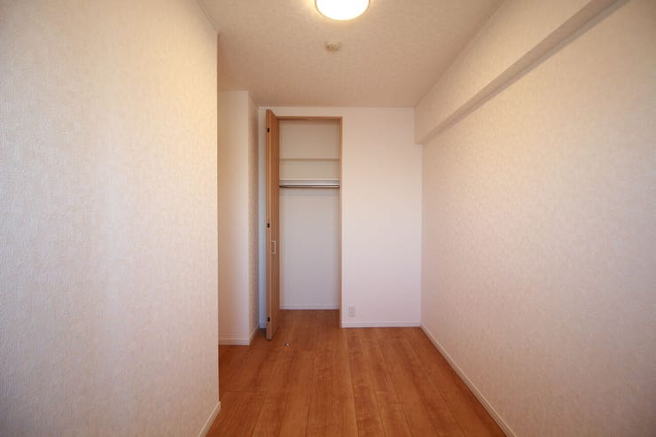 使いやすい収納付きの洋室は、家具の配置もしやすく、暮らしやすさを重視したシンプルな空間です。