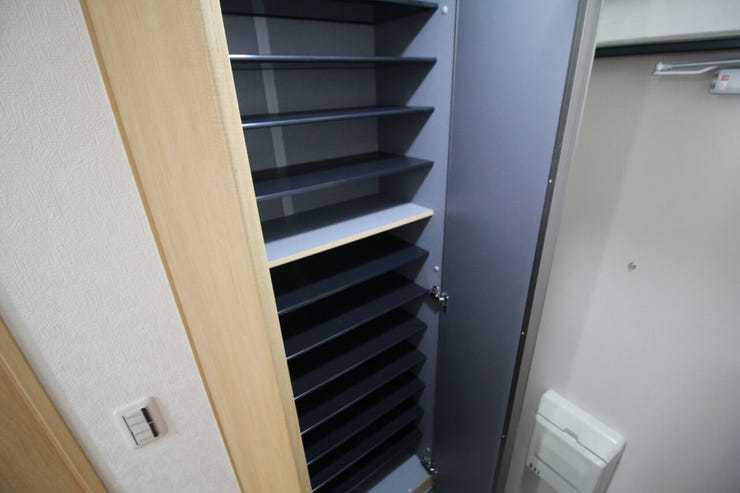 【シューズボックス】玄関には下足棚が付いており、ご家族みんなの靴もすっきりと収納できます♪