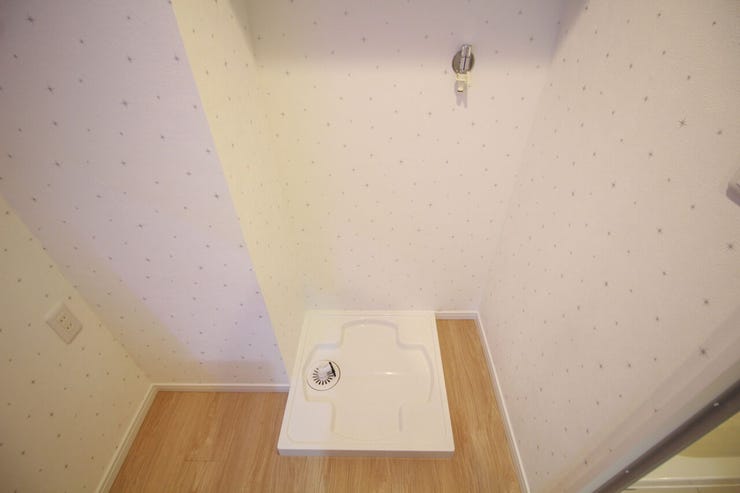 【洗濯機置場】パウダールームに設置されていて家事動線もスムーズです。