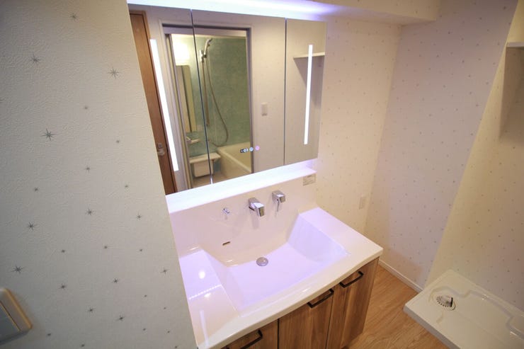 【三面鏡化粧台】収納力と機能性に優れお手入れもラクラク。朝の身支度もこれで快適です!