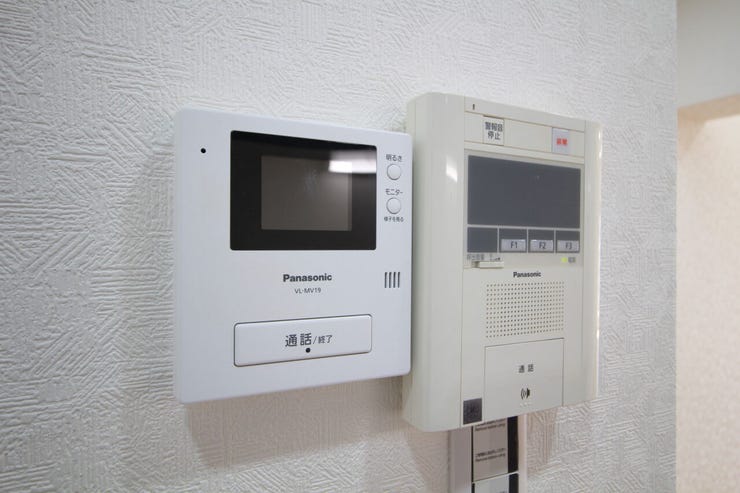 【TVモニター付インターホン】安心のカラーモニター!ボタンを押すだけで玄関のカギを開けずに会話ができるので安心です。