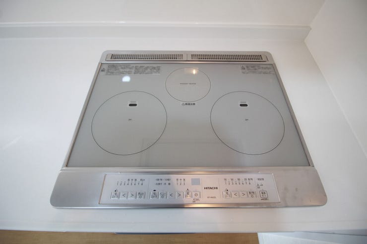 【IH】サッとひと拭きで簡単にお手入れできるため、汚れやすいコンロもキレイに保てます。