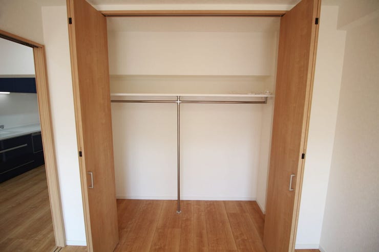 【クローゼット】各居室に完備!快適にお過ごしいただけます。荷物の多い方でもストレスなく生活できる素敵なマンションです。