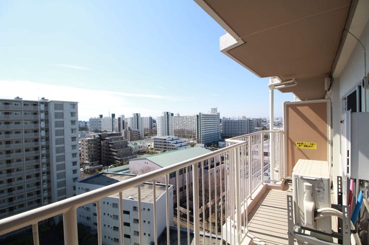 暖かい陽ざしが差込むバルコニーは、晴れた日には、洗濯物が良く乾きます。また、風通しも良好です。