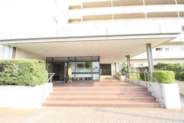 エントランスは、マンションの「顔」印象を左右する大事な空間です。居住者の帰り、訪れる方を優しく迎えてくれます。