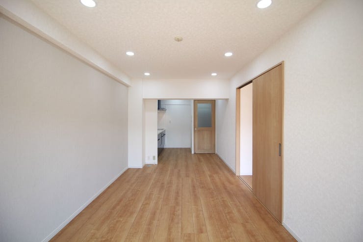 明るく開放的な空間が広がるリビングダイニング。室内には豊かな陽光が注ぎ込み、爽やかな住空間を演出。