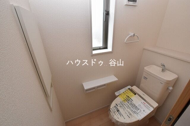 【過去施工例】2階にもトイレを設けた間取りの参考写真。朝の支度や就寝時にも使いやすさを感じやすい空間です。