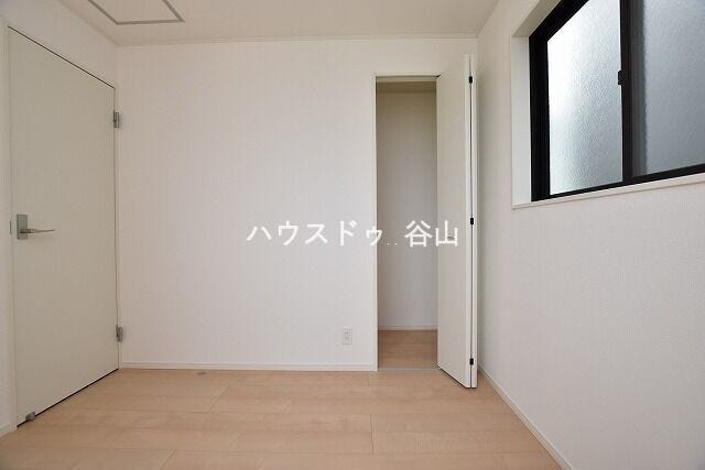 【過去施工例】シンプルで使いやすい洋室です。家具配置を考えやすく、書斎や子ども部屋など多目的に活用しやすい空間です。