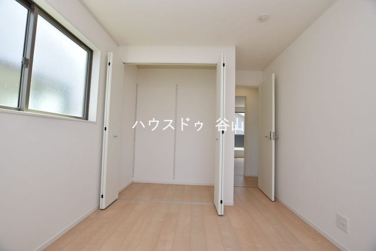 【過去施工例】収納付きの洋室は、衣類や日用品をまとめやすく、お部屋をすっきり保ちやすいレイアウトです。