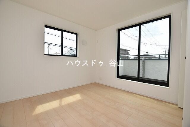 【過去施工例】2面採光の洋室は明るさを取り込みやすく、主寝室や個室としても使いやすい、すっきりとした空間です。