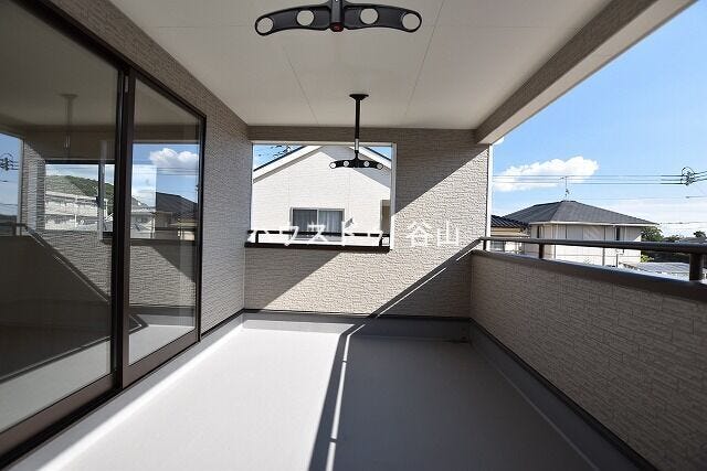 【過去施工例】ゆとりを感じやすいバルコニー空間。洗濯物干しはもちろん、外の広がりも感じやすい施工例です。