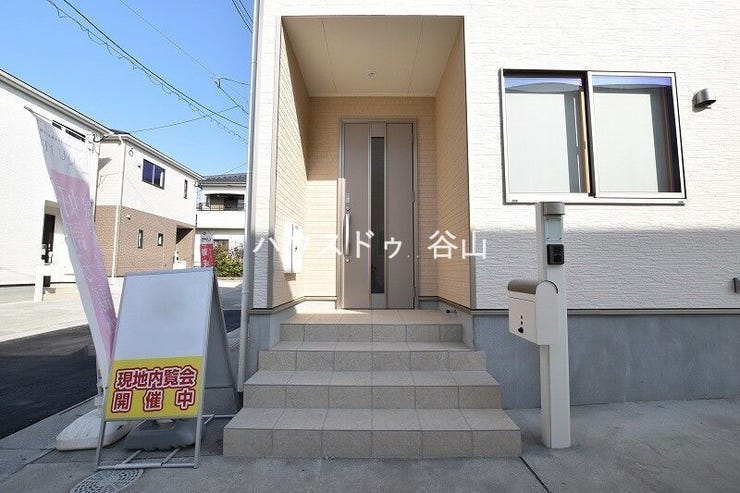 【過去施工例】玄関まわりの雰囲気が伝わりやすい外観写真。住まいの第一印象もイメージしやすい施工例です。