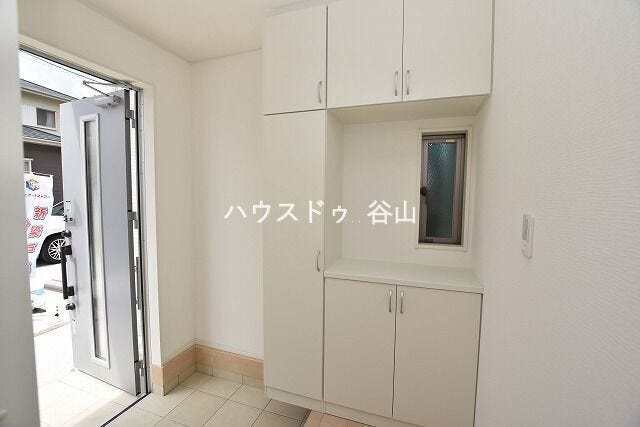 【過去施工例】玄関には収納を備え、靴や日用品をすっきり整理しやすい空間です。窓付きで明るさも感じられます。