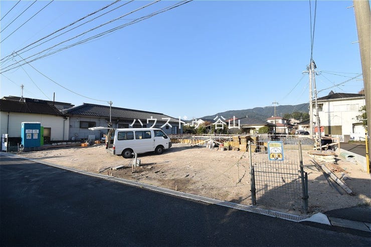 2026年3月11日撮影◇前建築工事が進む現地写真です。敷地全体の様子に加え、前面道路との位置関係もイメージしやすいカットです。