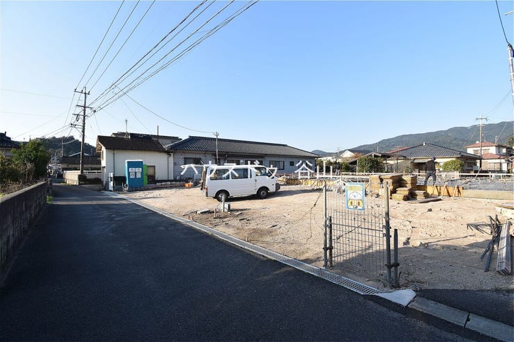 2026年3月11日撮影◇前面道路側からの現地写真です。接道状況や周辺の街並みもあわせて確認しやすく、現地の雰囲気が伝わります。