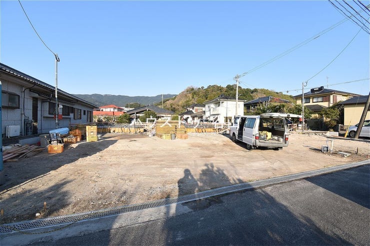 2026年3月11日撮影◇建設中の現地です。前面道路から全体を見渡せ、敷地の広がりや現地の開放感も確認しやすい1枚です。