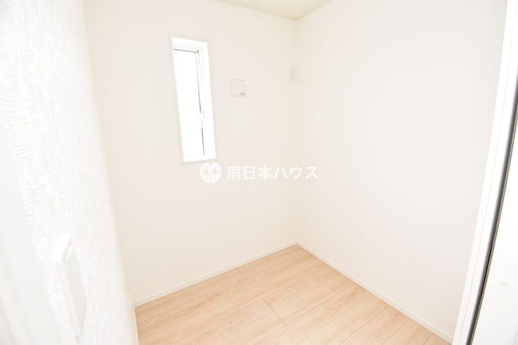喜入町 新築戸建 喜入町 第2-3棟 テレワークや書斎、趣味のスペースとして活用できる独立空間。小窓付きで、こもり感がありながらも圧迫感を抑えた使いやすい一室です。