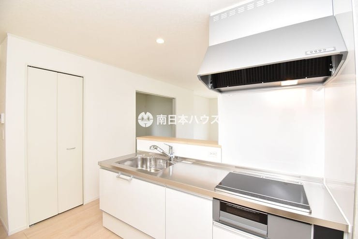 喜入町 新築戸建 喜入町 第2-3棟 すっきりとしたIHキッチン。お手入れしやすく、忙しい毎日にも使いやすい仕様です。