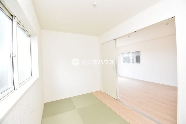 喜入町 新築戸建 喜入町 第2-3棟 リビング横の畳コーナー。お子さまの遊び場やお昼寝、家事の合間の休憩にも便利です。