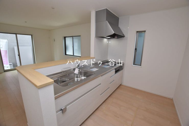 【過去施工例】開放感のある対面キッチン。調理中もリビング全体に目が届きやすいレイアウトです。