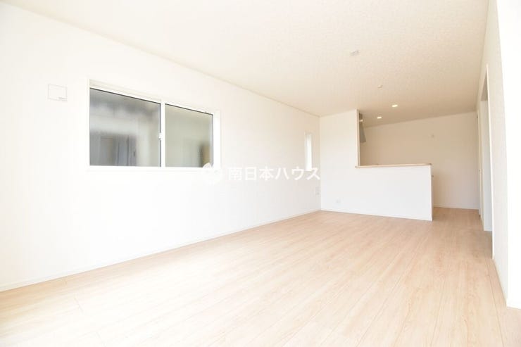 喜入町 新築戸建 喜入町 第2-3棟 白を基調とした明るいLDK。家具の配置もしやすく、家族でゆったり過ごせる空間です。