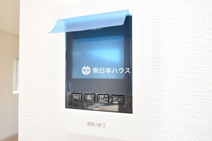 喜入町 新築戸建 喜入町 第2-3棟 来訪者を室内から確認できるモニター付きインターホン。防犯面にも配慮されています。