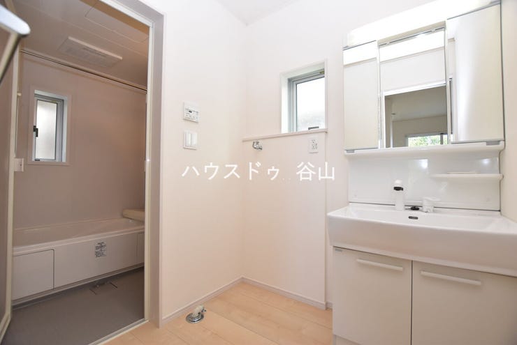 【過去施工例】洗面台と洗濯機置場をすっきりまとめた洗面室。朝の身支度や家事動線もイメージしやすい空間です。