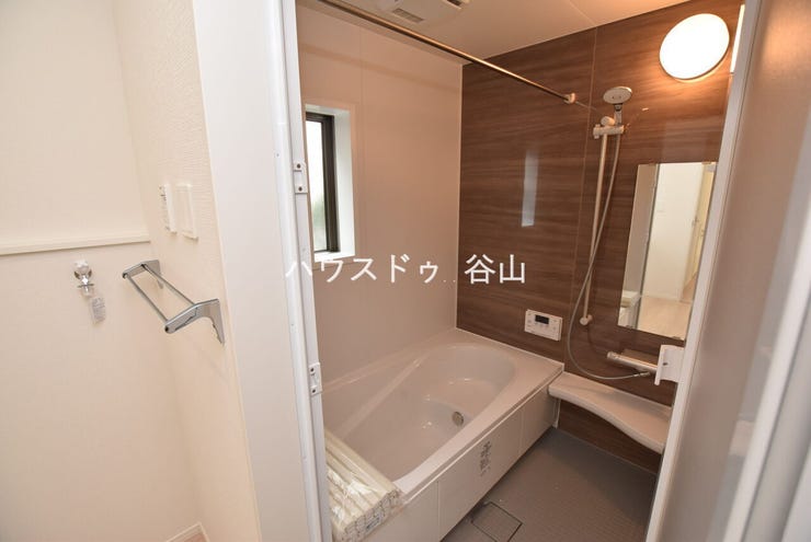 【過去施工例】落ち着いた雰囲気でまとめられた浴室空間。毎日の入浴時間もゆったり過ごしやすい印象です。